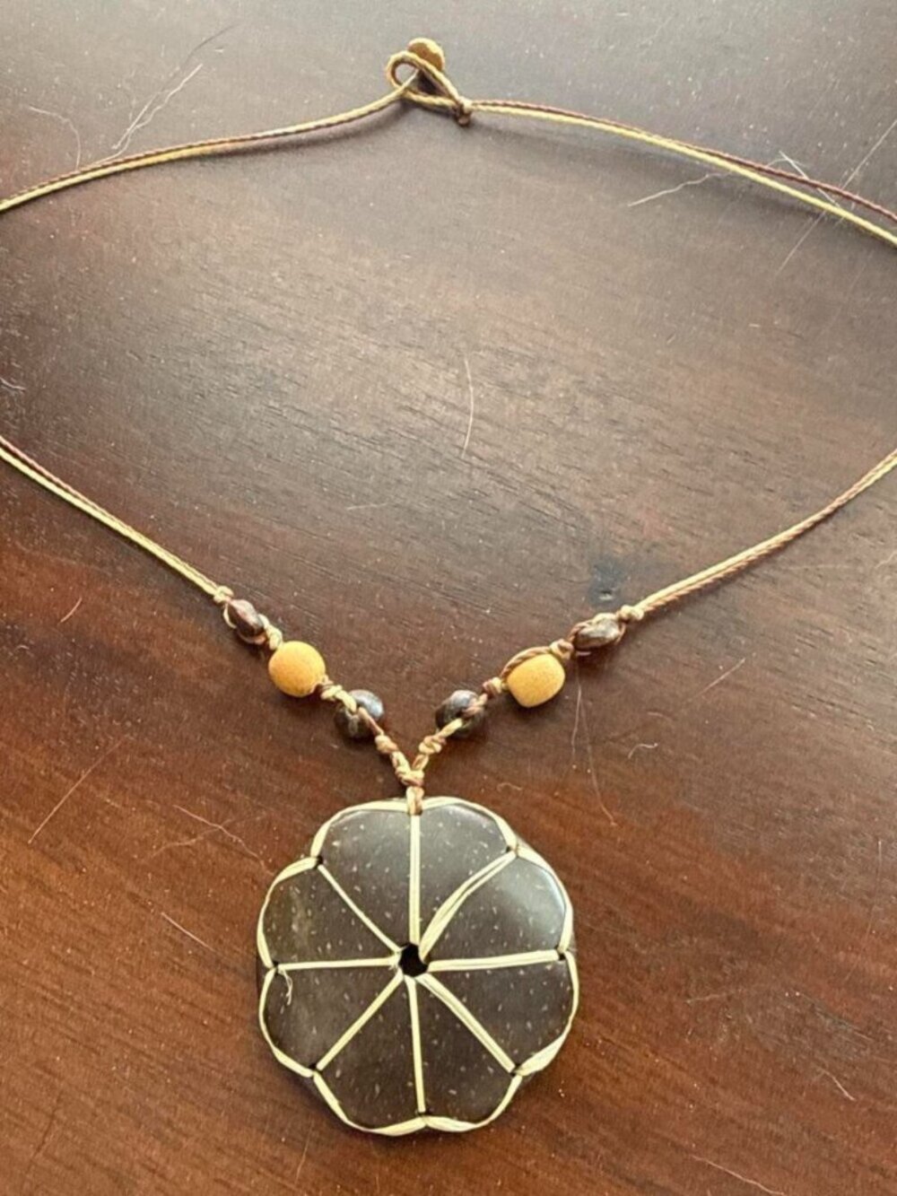 Brown and white vintage flower necklace with wooden beads #boho #floral